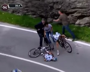 VIDEO YouTube, Domenico Pozzovivo cade sbattendo testa a terra al Giro d'Italia
