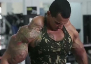 Video YouTube - Bodybuilder si inietta olio e alcol nei muscoli