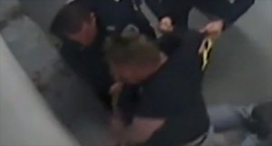 Video YouTube: Usa, due poliziotti picchiano detenuto in cella. Licenziati