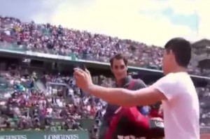 Rolland Garros, tifoso entra in campo per selfie con Federer