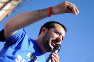 Salvini inseguito a Viareggio, pugni a auto accerchiata