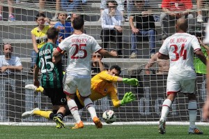 Tifoso Milan torna a casa dopo terzo gol del Sassuolo, trova moglie con amante
