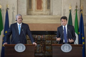 VIDEO Premier algerino parla in arabo senza traduttore e Renzi rimane interdetto
