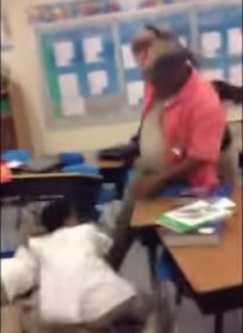 VIDEO YouTube. Studenti litigano in classe: prof li picchia con la cinta