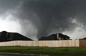 Video YouTube: tornado in Oklahoma e Kansas, aeroporto evacuato