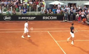 Djokovic e Francesco Totti giocano a tennis al Foro Italico