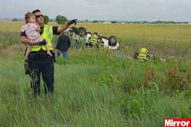 Poliziotto consola la bimba dopo l'incidente: la foto commuove il web