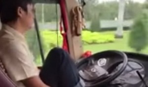  VIDEO YouTube, Vietnam: autista di bus mette calzini e scarpe mentre guida