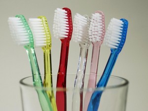 Spazzolino da denti, 60% con batteri fecali: il perché e le soluzioni