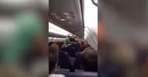 Passeggero violento e ubriaco a bordo: aereo costretto atterraggio emergenza