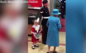 VIDEO YouTube - Bimba dà fiori alla Regina Elisabetta, guardia la colpisce in faccia