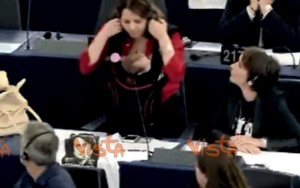 VIDEO YouTube - Daniela Aiuto (M5S) col bambino in aula Strasburgo. Lei parla, lui piange