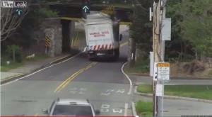 Video YouTube: il ponte troppo basso, il camion passa e viene scoperchiato