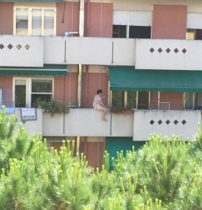 Chioggia, resta chiusa fuori di casa: casalinga equilibrista sul balcone