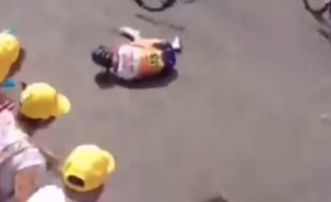 VIDEO YouTube - Ciclista Lizzie Armistead vince la gara, esulta e cade