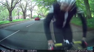 VIDEO YouTube-Prima lezione di guida: impara a parcheggiare, ciclista lo investe