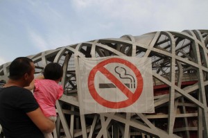 Pechino, bandito fumo nei luoghi pubblici anche all'aperto