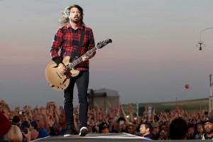 Foo Fighters, Dave Grohl cade, si rompe gamba ma continua concerto (foto Ansa)