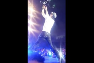 VIDEO YouTube - Enrique Iglesias afferra drone e si ferisce alla mano