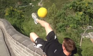VIDEO YouTube - Jamie Knight palleggia sospeso sulla Grande Muraglia cinese