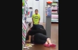 VIDEO YouTube - Rissa tra mamme al supermercato, anche il figlioletto picchia 
