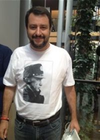 Matteo Salvini al Parlamento Ue con la maglietta di Putin: "Contro Eurocretini"