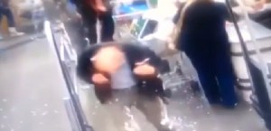 VIDEO - Esplosione nel supermercato...ma è solo schiuma da barba