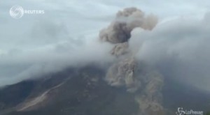 Vulcano Sinabung, nuova eruzione: nuvole di fumo e cenere VIDEO