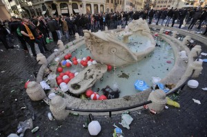 Roma, turisti olandesi ubriachi e in frac devastano piazza di Spagna, di nuovo