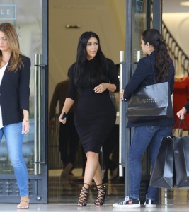 Kim Kardashian, abito superaderente. Altro che stile premaman VIDEO