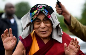 Dalai Lama vera rockstar al festival di Glastonbury VIDEO
