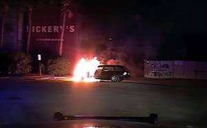 Usa: ubriaco nell'auto in fiamme, agente di polizia lo salva
