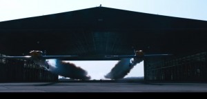 VIDEO YouTube - Piloti acrobatici volano in un hangar ad un metro dal suolo