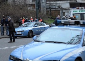 Taranto, sparatoria tra due auto in corsa in pieno giorno: 2 feriti e 2 in fuga