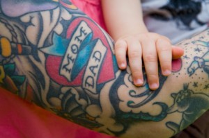 Partorisce e si fa tatuaggio: giudice le vieta di allattare al seno