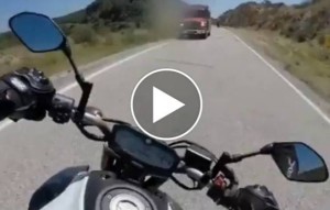 VIDEO YouTube - Motociclista filma il suo scontro frontale con un tir
