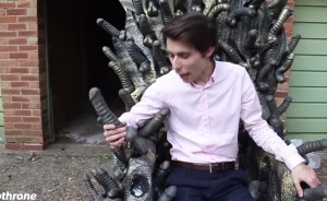 VIDEO YouTube - The Dildo Throne, trono con 200 falli in vendita su eBay 