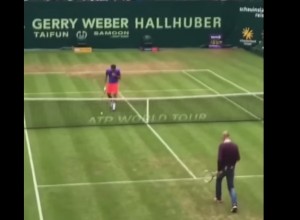 Video YouTube: Roger Federer beffato dal giornalista con un tweener