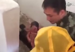 VIDEO YouTube - Donna partorisce in bagno, bimbo finisce nello scarico: salvato