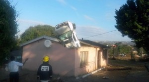 Durban, Sud Africa. Auto “volante”  rompe il tetto e finisce dentro  una casa