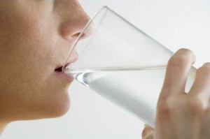 Bere un bicchiere d'acqua appena svegli, ecco cosa succede al tuo corpo
