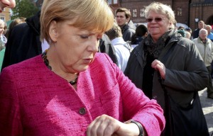 Merkel "Tsipras manda la Grecia a occhi aperti contro il muro"