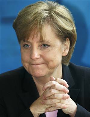 Angela Merkel di sedere a terra. Cade per sedia rotta, non per malore