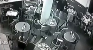 VIDEO YouTube: uccide l'avvocato in un bar, poi si spara davanti a telecamera di sorveglianza