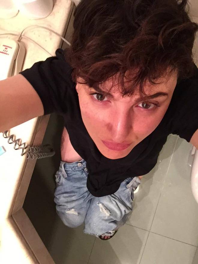Il selfie di Arisa dal bagno