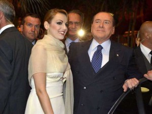 Sondaggio. Berlusconi regala a Francesca Pascale collana della mamma. Ci credi?