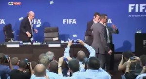 VIDEO YouTube - Simon Brodkin, banconote in faccia a Joseph Blatter alla Fifa