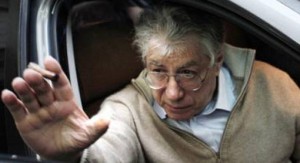 Montecitorio, Umberto Bossi cade in cortile: si è fatto male ad una mano