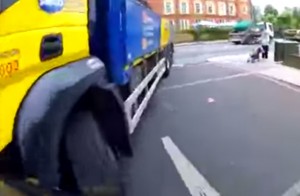 VIDEO YouTube - Motociclista travolto da camion: lui si ferma allo stop ma...
