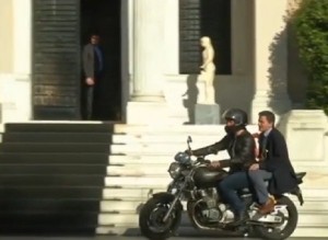 Grecia: Euclid Tsakalotos (senza casco) in moto con Yanis Varoufakis VIDEO